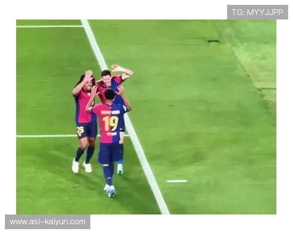 巴萨莱万快速插上头球破门续写高光时刻