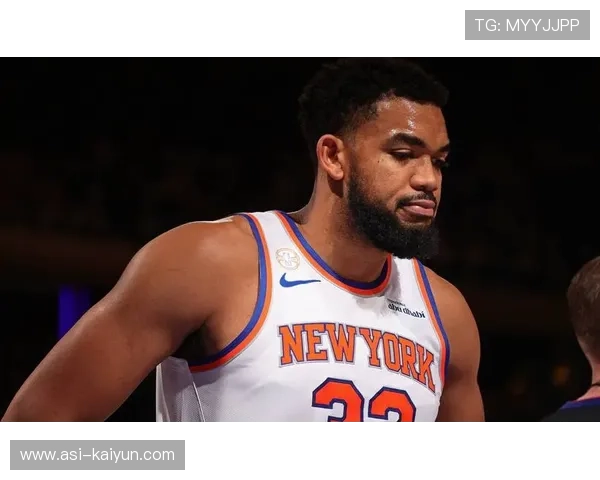 尼克斯布伦森低位突破，带球连续过人上篮得分